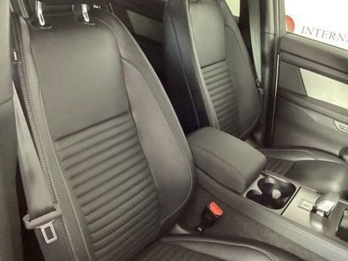 Used 2024 Land Rover Discovery Sport Dynamic SE AWD/4WD image 3