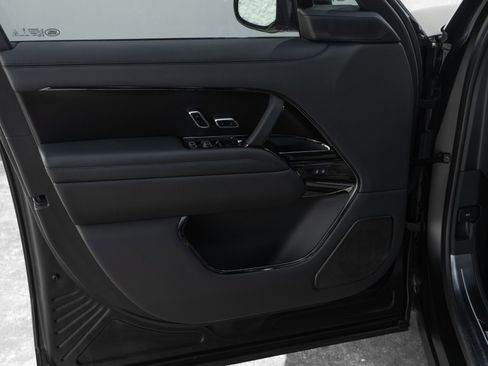 Used 2025 Land Rover Range Rover SV image 34