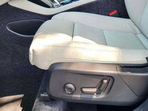 Used 2025 Volvo XC40 B5 Plus w/ Protection Package Premier image 11