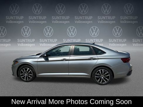 Used 2025 Volkswagen Jetta SE FWD image 2