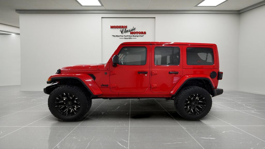 Used 2025 Jeep Wrangler Unlimited Sahara AWD/4WD image 4