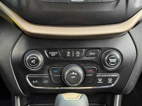 Used 2015 Jeep Cherokee Latitude w/ Cold Weather Group AWD/4WD image 12