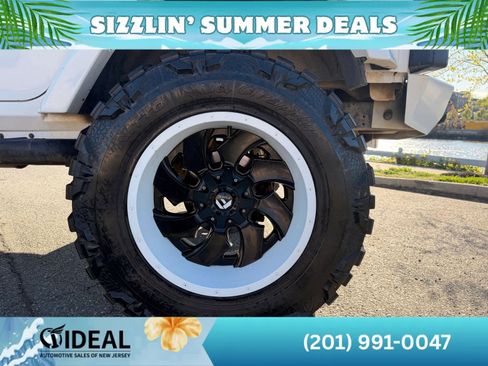 Used 2016 Jeep Wrangler Unlimited Sahara w/ Connectivity Group AWD/4WD image 13