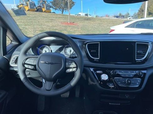 New 2026 Chrysler Pacifica Select w/ S Appearance Package FWD image 14