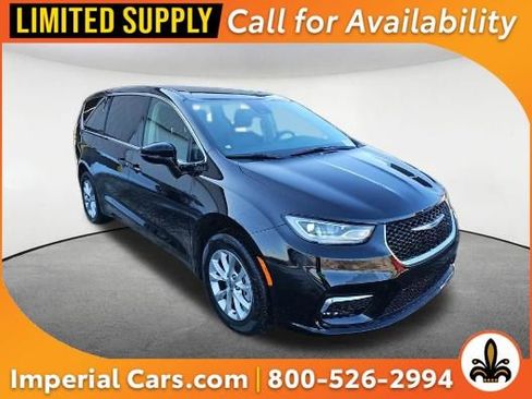 Used 2024 Chrysler Pacifica Touring-L image 1