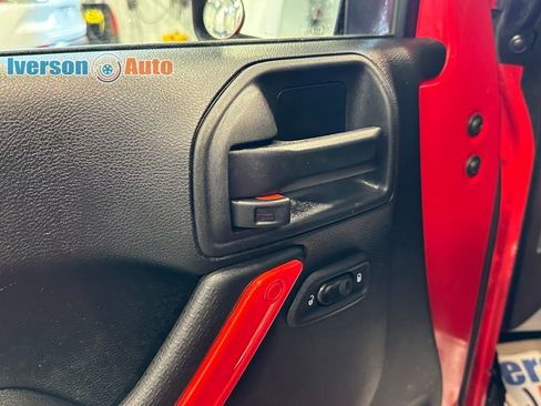Used 2018 Jeep Wrangler Sahara w/ Connectivity Group AWD/4WD image 22