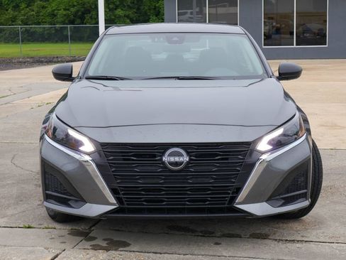 Used 2025 Nissan Altima 2.5 SV FWD image 3