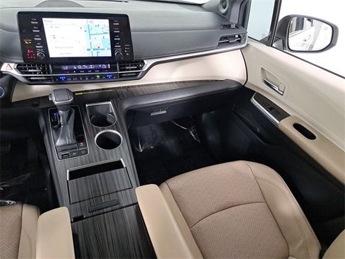 Used 2022 Toyota Sienna Limited image 16