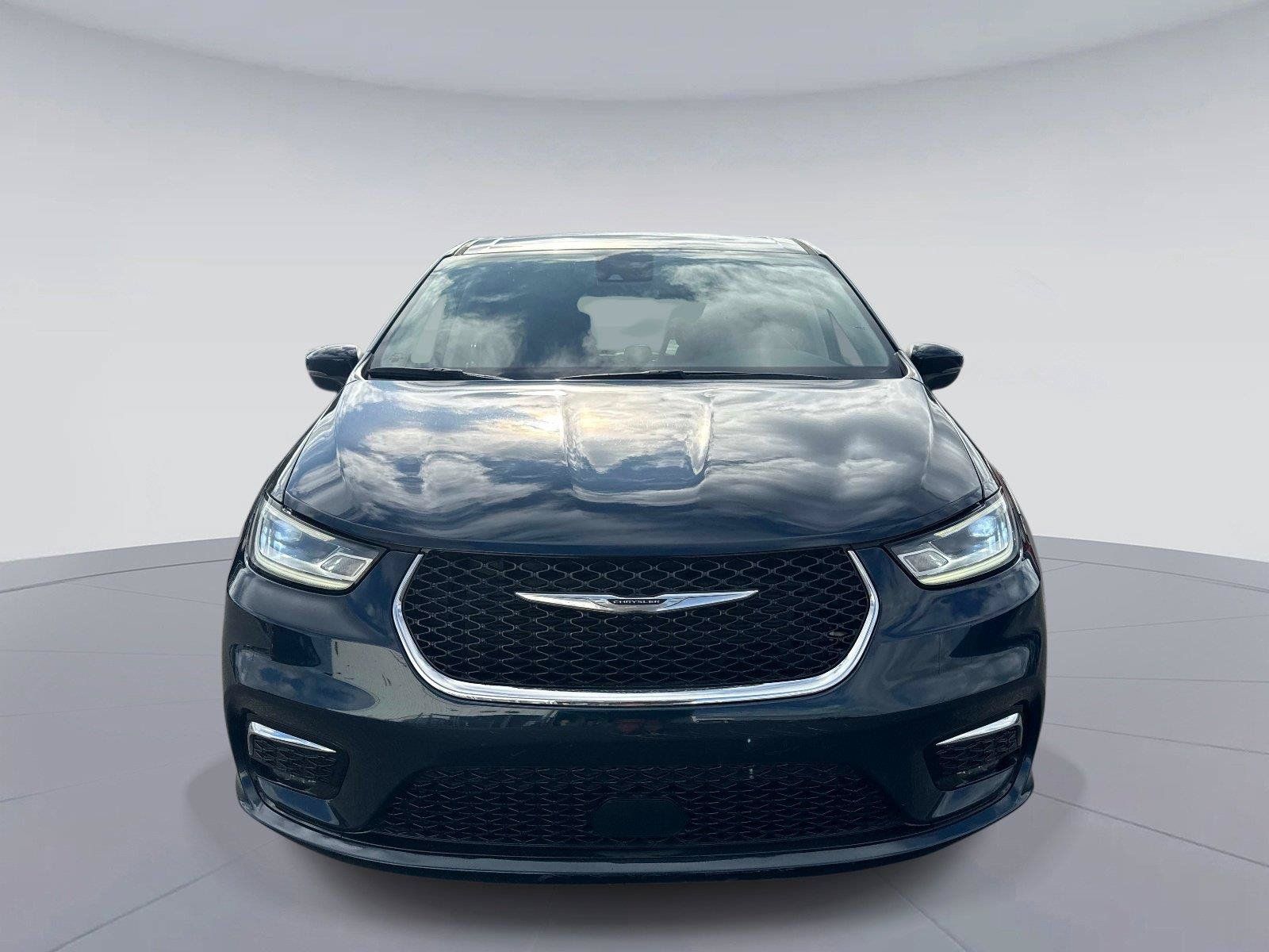 Used 2023 Chrysler Pacifica Touring-L FWD image 9