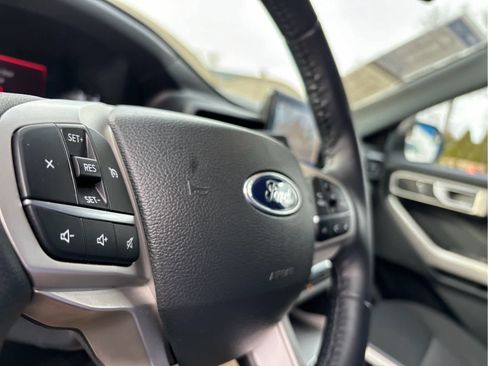 Used 2023 Ford Explorer XLT image 11