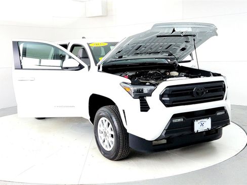 Certified 2025 Toyota Tacoma SR5 image 9
