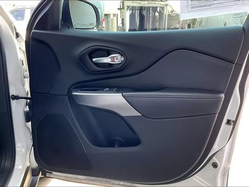 Used 2019 Jeep Cherokee Limited w/ Technology Group FWD image 23