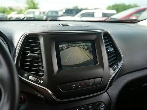 Used 2021 Jeep Cherokee Latitude Plus AWD/4WD image 14
