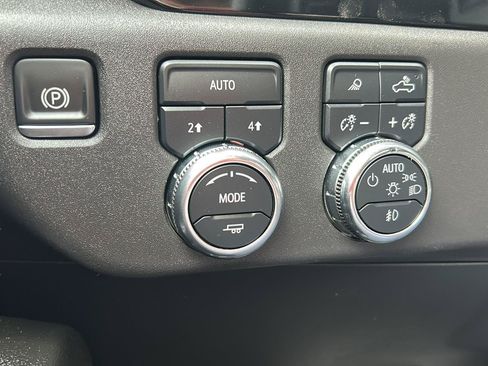 Used 2025 GMC Sierra 1500 SLT AWD/4WD image 16