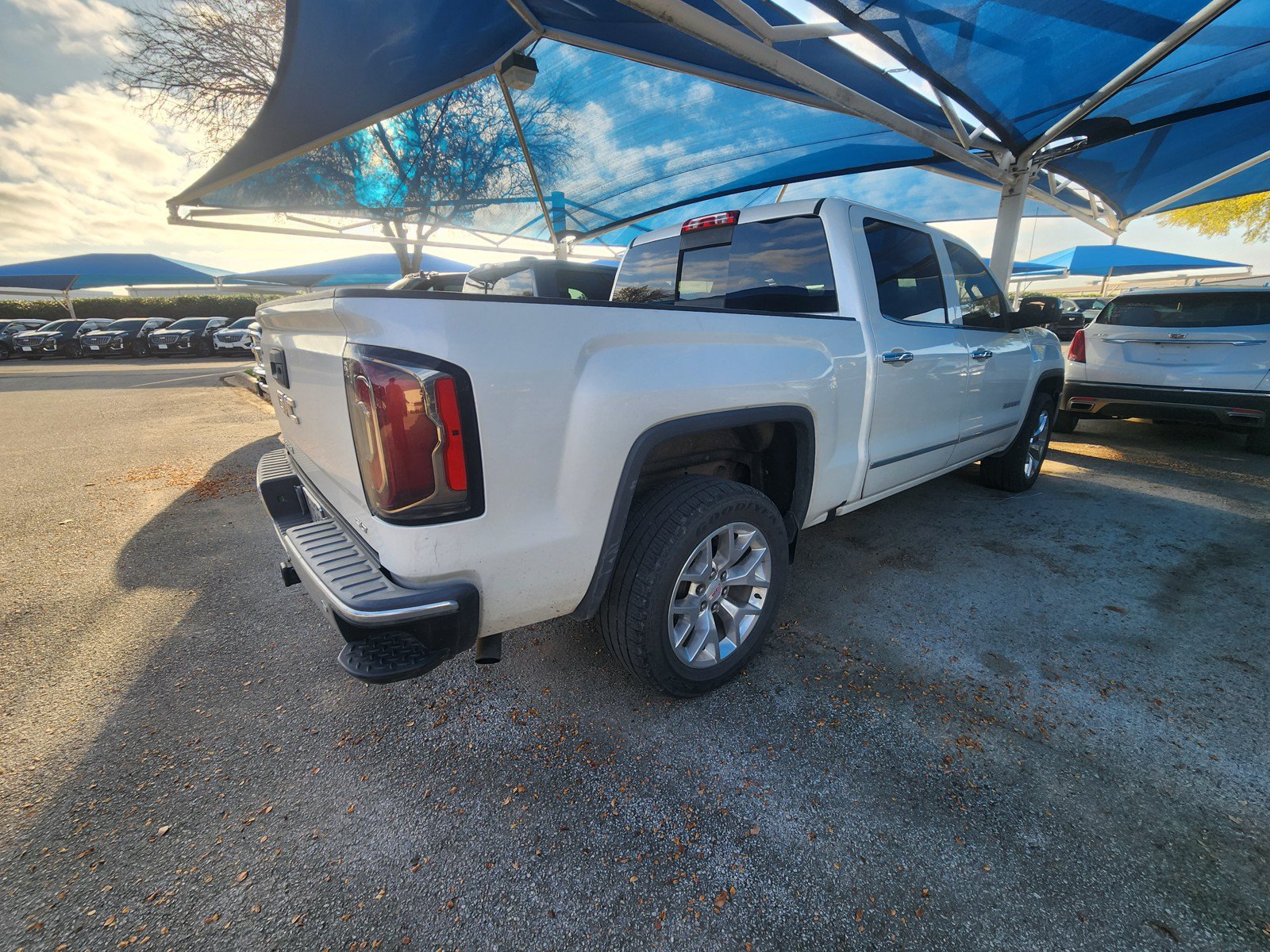 Used 2017 GMC Sierra 1500 SLT w/ SLT Preferred Package AWD/4WD image 4