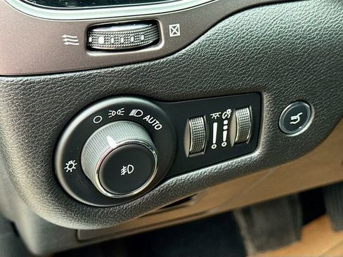 Used 2020 Jeep Cherokee Limited image 11