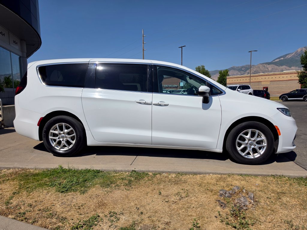Used 2023 Chrysler Pacifica Touring-L FWD image 4