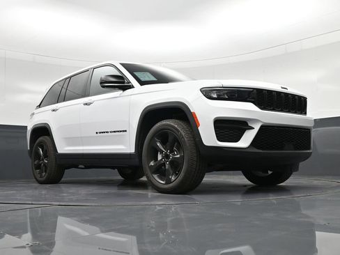 Used 2022 Jeep Grand Cherokee Altitude image 42