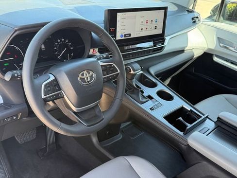 Used 2025 Toyota Sienna XLE FWD image 9