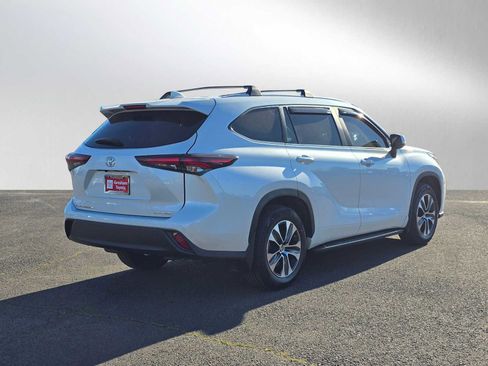 Certified 2024 Toyota Highlander XLE AWD/4WD image 3