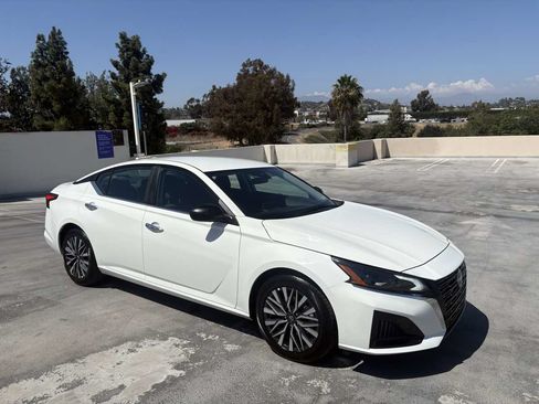Used 2025 Nissan Altima 2.5 SV FWD image 31