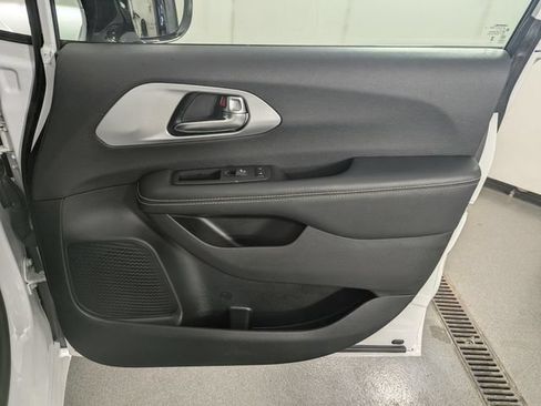 Used 2024 Chrysler Pacifica Limited FWD image 27