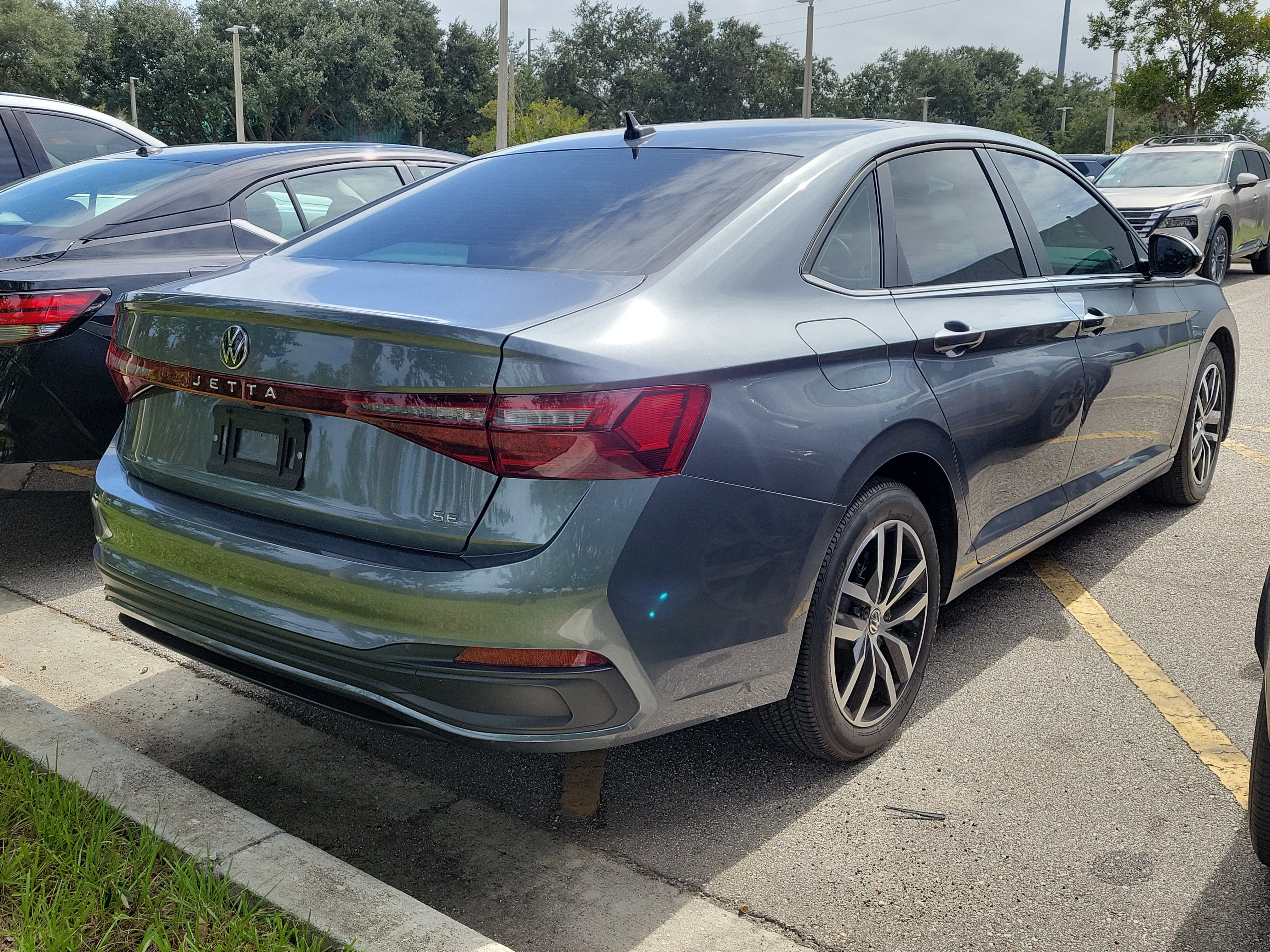 Used 2025 Volkswagen Jetta SE w/ Sunroof Package FWD image 3