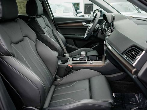 Used 2023 Audi Q5 e Premium w/ Convenience Package image 16