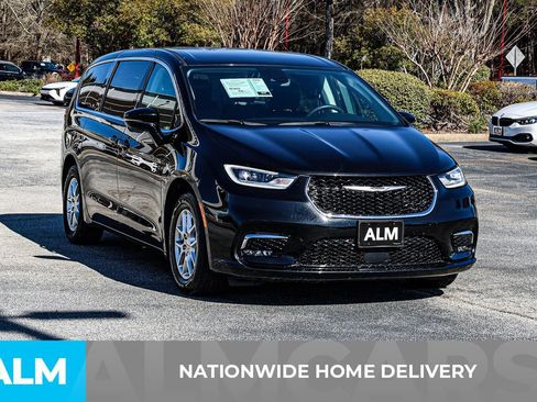 Used 2024 Chrysler Pacifica Touring-L FWD image 5
