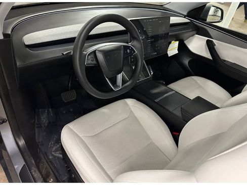 Used 2026 Tesla Model Y Long Range image 19