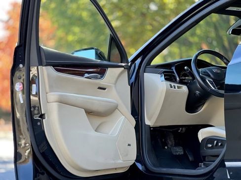 Used 2017 Cadillac XT5 Luxury w/ Driver Awareness Package image 10