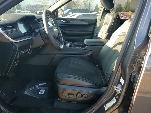 New 2025 Jeep Grand Cherokee Altitude image 11