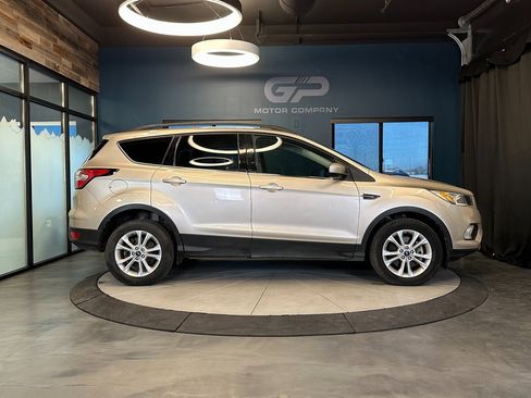 Used 2018 Ford Escape SE image 2
