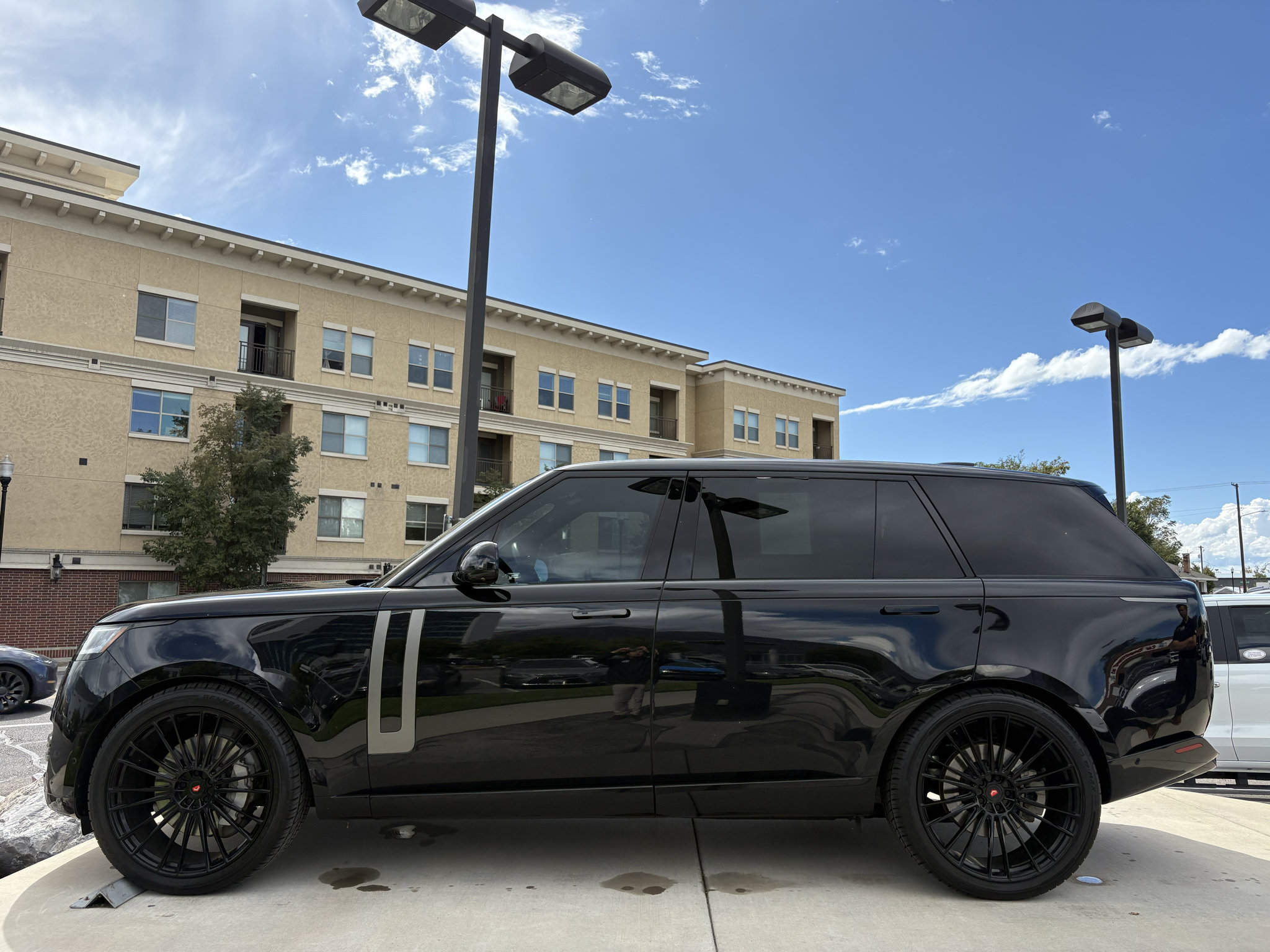 Used 2023 Land Rover Range Rover Long Wheelbase SE AWD/4WD image 13