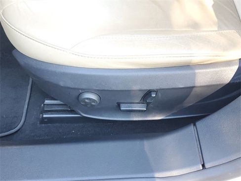 Used 2013 Tesla Model S Base image 19