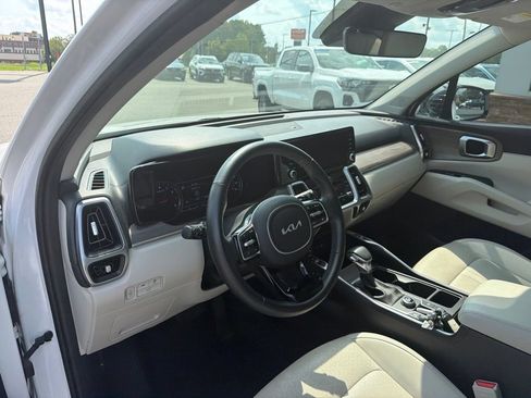 Used 2023 Kia Sorento EX w/ Panoramic Sunroof Package FWD image 4