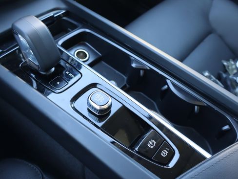 Used 2025 Volvo XC60 B5 Plus image 28