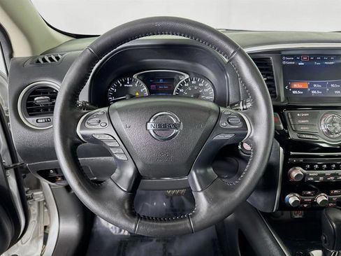 Used 2020 Nissan Pathfinder SV image 13