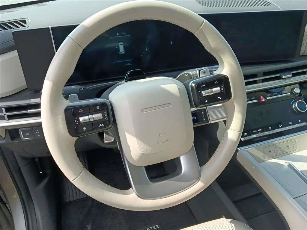 Used 2025 Hyundai Santa Fe SEL FWD image 15