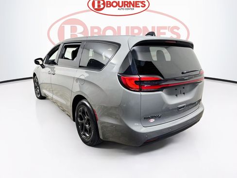 Used 2023 Chrysler Pacifica Touring-L w/ S Appearance Package FWD image 7