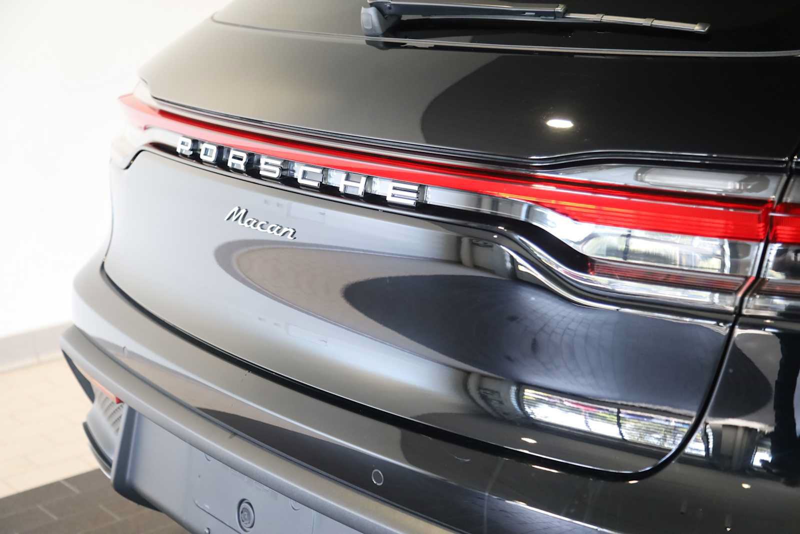 Used 2025 Porsche Macan AWD/4WD image 15