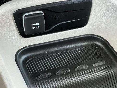 Used 2023 Chrysler Pacifica Touring-L FWD image 28