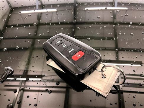 Used 2019 Toyota Camry XLE w/ Navigation Package image 9