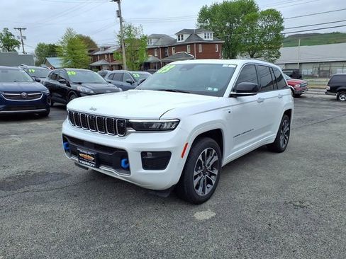 Used 2023 Jeep Grand Cherokee Overland w/ Advanced Protech Group III AWD/4WD image 3