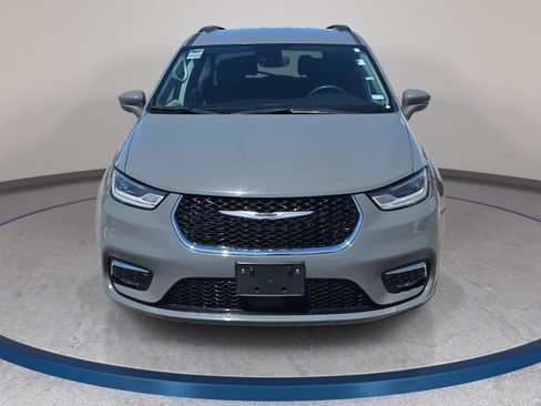 Used 2022 Chrysler Pacifica Touring-L FWD image 2