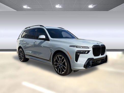 Used 2025 BMW X7 xDrive40i w/ M Sport Package image 7