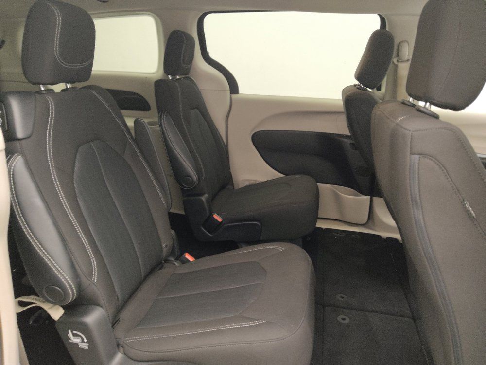 Used 2022 Chrysler Voyager LX FWD image 19