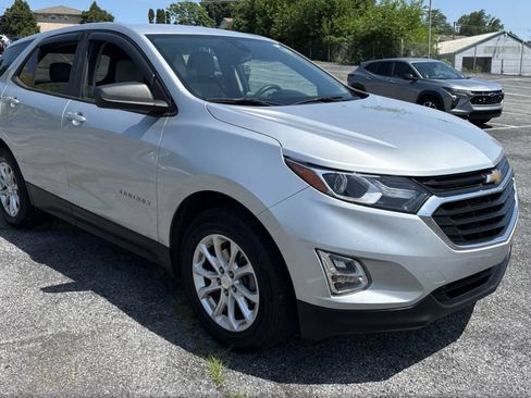 Used 2020 Chevrolet Equinox LS w/ LS Convenience Package AWD/4WD image 2
