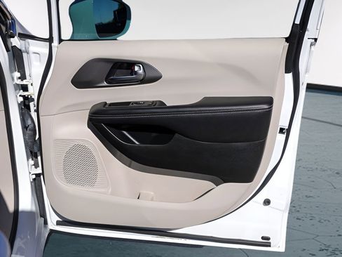 Used 2022 Chrysler Pacifica Touring-L image 30