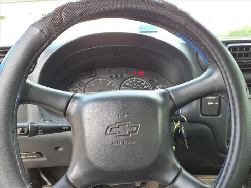 Used 2002 Chevrolet S10 Pickup LS w/ LS Preferred Equipment Group AWD/4WD image 21